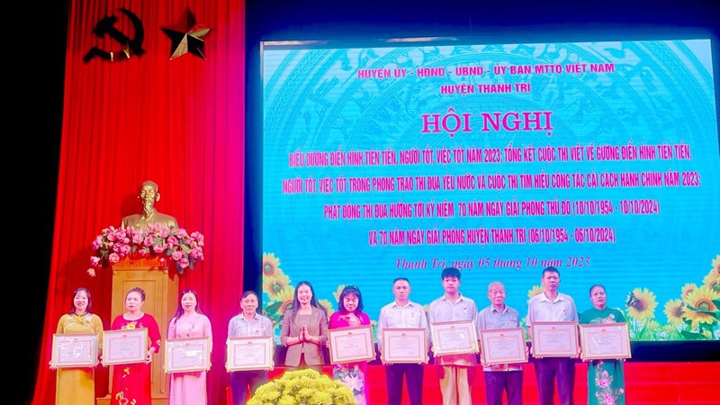  Tủ đựng rác thải tái chế của người đàn ông nhiệt huyết bảo vệ môi trường