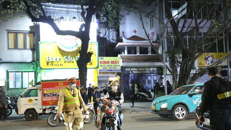 Nhiều thanh thiếu niên quay đầu bỏ chạy khi thấy chốt 141 