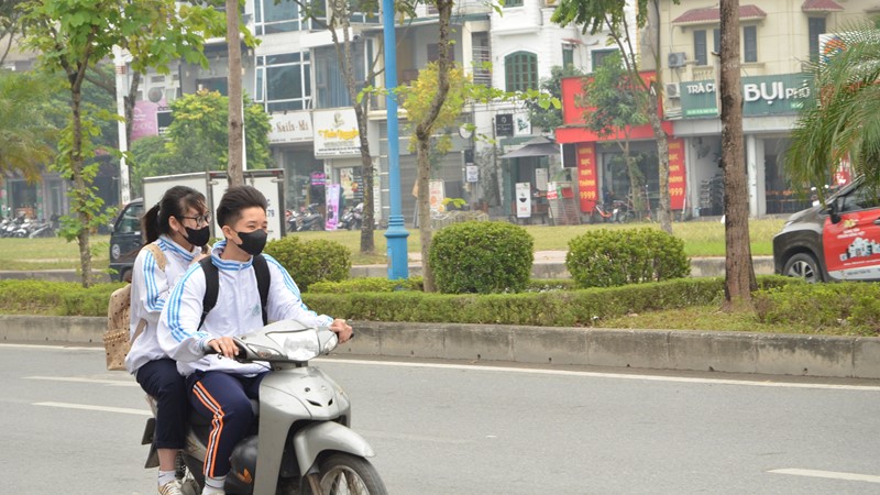 Bất chấp nguy hiểm, nhiều học sinh vẫn vô tư “đầu trần” lao vun vút trên đường