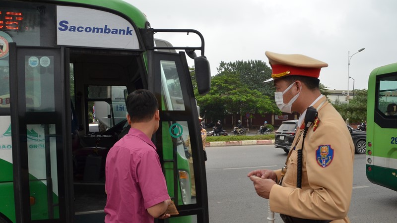 Nhiều tài xế ngạc nhiên không biết mình vi phạm khi bị CSGT dừng xe