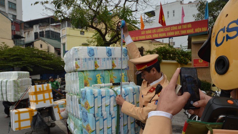 Xử lý xe chở hàng cồng kềnh trước thềm Tết Nguyên đán 2024