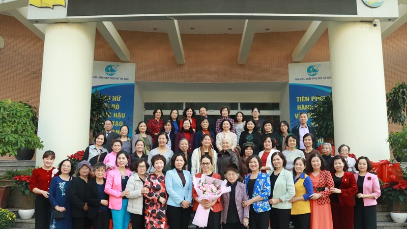 Thăm hỏi, gặp mặt cán bộ hưu trí cơ quan Hội LHPN Hà Nội nhân dịp Xuân Giáp Thìn 2024