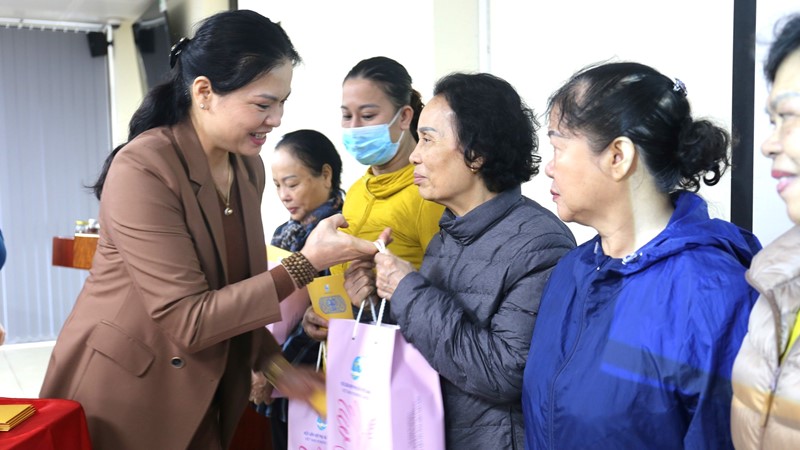 Trung ương Hội LHPN Việt Nam tặng quà Tết cho phụ nữ có hoàn cảnh khó khăn tại quận Hai Bà Trưng