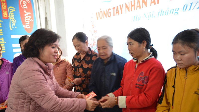 Trao tặng quà Tết cho Hội người khuyết tật huyện Phú Xuyên 