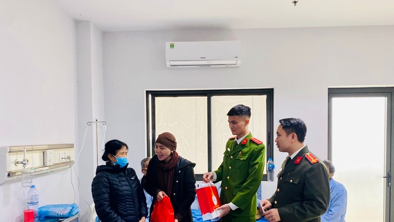 Mang Tết đến với những bệnh nhân có hoàn cảnh khó khăn tại Bệnh viên Đa khoa huyện Ba Vì 