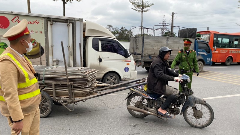 Đội CSGT số 5 ra quân xử lý xe 3 bánh, xe chở hàng cồng kềnh và xe máy kéo theo xe khác