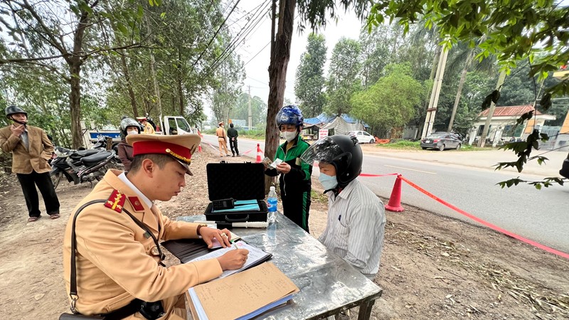 Hà Nội: Cảnh sát xử lý nhiều xe máy chở hàng cồng kềnh 