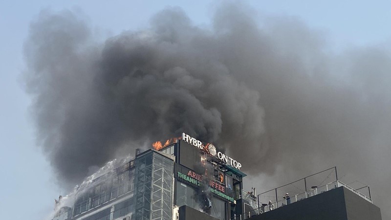 Cháy lớn tại tòa nhà cao tầng trên phố Ô Chợ Dừa