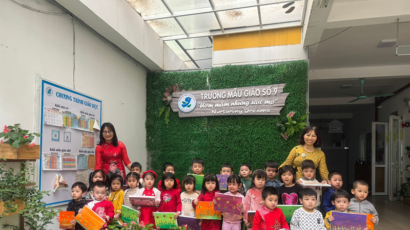 Các bé lớp MGB C3 vui mừng chào đón ngày quốc tế phụ nữ 8/3.