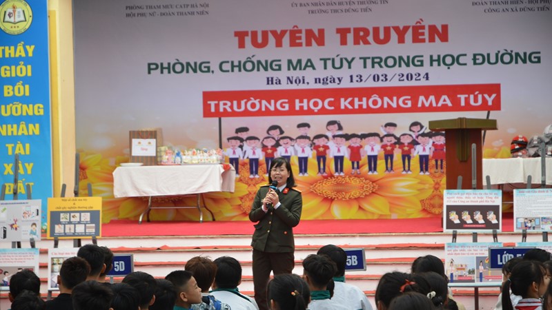 Mối nguy hiểm ngay phía ngoài cổng trường