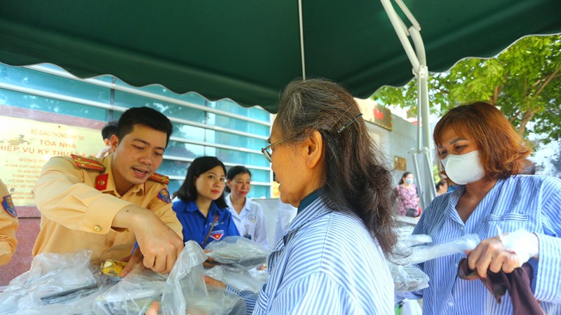 Ấm lòng những suất cơm nghĩa tình 