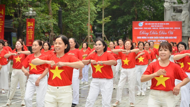 Phụ nữ Ba Đình đồng diễn dân vũ kỷ niệm 70 năm chiến thắng Điện Biên Phủ