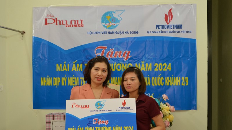 Báo Phụ nữ Thủ đô bàn giao mái ấm tình thương cho gia đình phụ nữ nghèo tại Hà Đông 