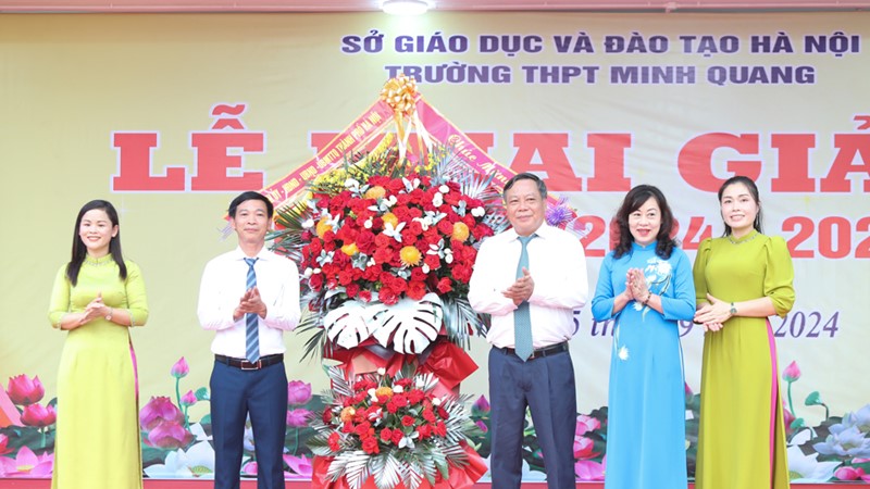 Phó Bí thư Thành ủy Nguyễn Văn Phong dự lễ khai giảng tại Trường THPT Minh Quang