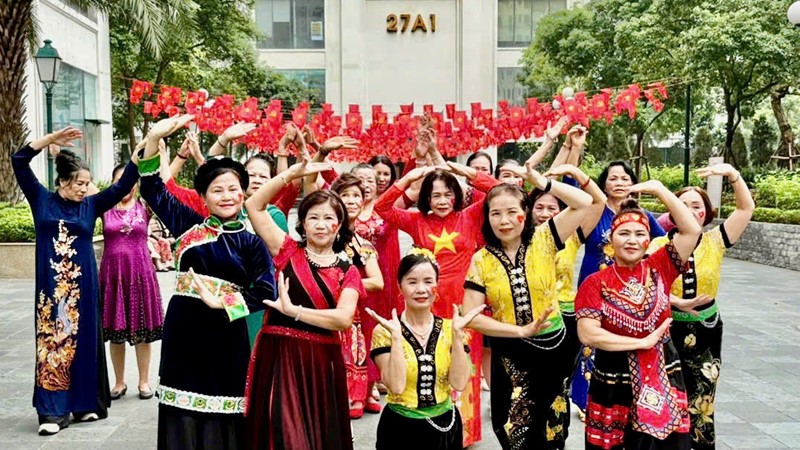 Phụ nữ phường Phú Diễn đồng diễn dân vũ chào mừng Quốc khánh 2/9