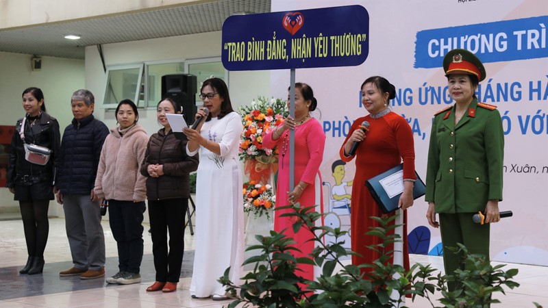 Phụ nữ và trẻ em là để yêu thương