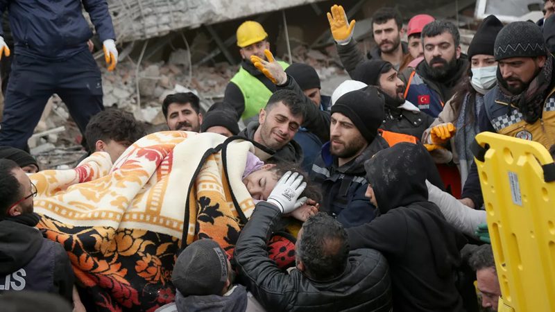 Gần 2.400 người thiệt mạng trong trận động đất kinh hoàng ở Thổ Nhĩ Kỳ