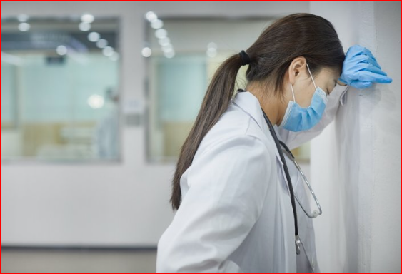 Bác sĩ Hàn Quốc kiệt sức do thời gian làm việc kéo dài