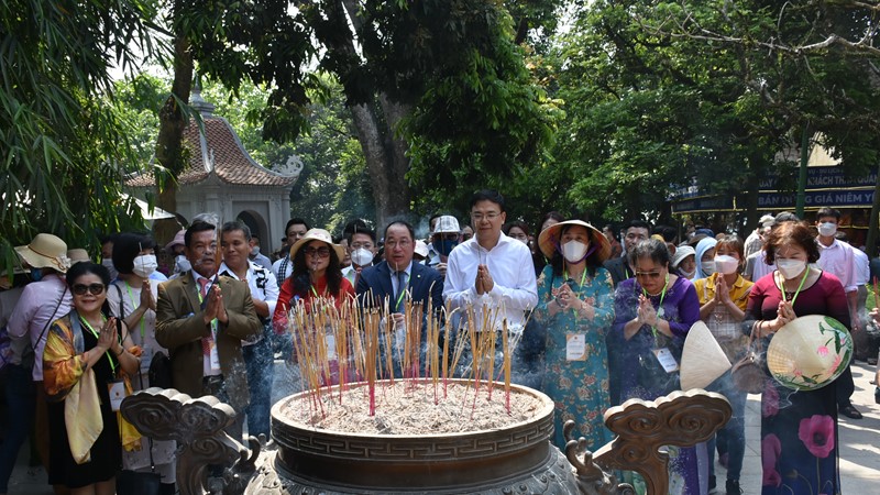 Người Việt Nam ở nước ngoài luôn hướng về cội nguồn