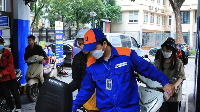 Giá xăng trong nước lại giảm khá mạnh