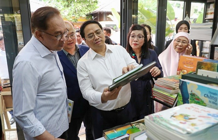 Thủ tướng Chính phủ Phạm Minh Chính và Thủ tướng Malaysia Anwar Ibrahim thăm Phố Sách Hà Nội 