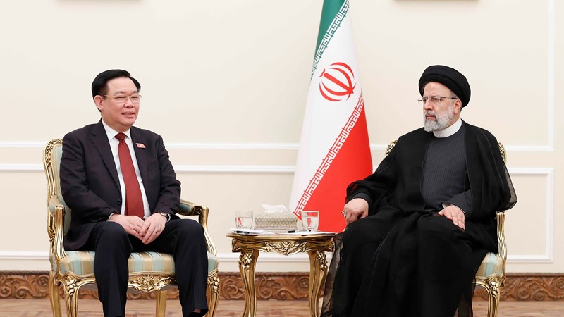 Chủ tịch Quốc hội Vương Đình Huệ hội kiến Tổng thống Iran