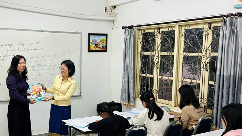 Thứ trưởng Lê Thị Thu Hằng làm việc với cộng đồng người Việt Nam ở Lào