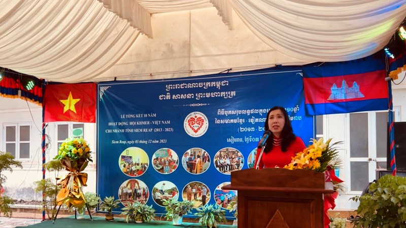 Thứ trưởng Bộ Ngoại giao Lê Thị Thu Hằng thăm bà con gốc Việt tại Campuchia