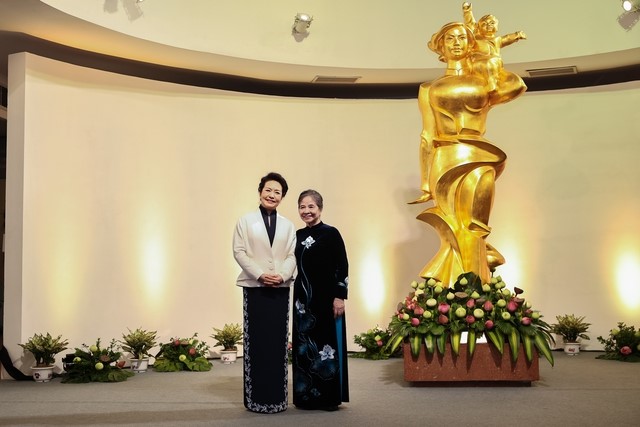 Phu nhân Tổng Bí thư Nguyễn Phú Trọng và Phu nhân Tổng Bí thư, Chủ tịch nước Trung Quốc thăm Bảo tàng Phụ nữ Việt Nam