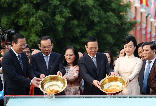 Chủ tịch nước và kiều bào dâng hương, thả cá tại Bến Nhà Rồng