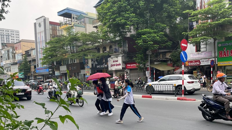 Hà Nội: Người đi bộ đang “bỏ quên” cầu vượt
