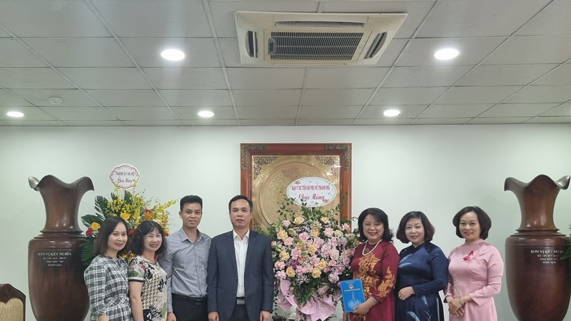 Ban Vì sự tiến bộ phụ nữ Thành phố chúc mừng Hội LHPN Việt Nam và Hội LHPN Hà Nội nhân ngày 20/10
