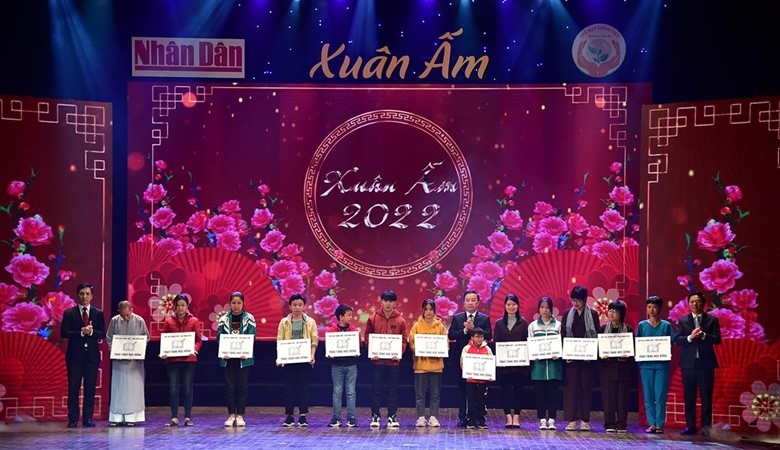  Trao tặng nhà, sổ tiết kiệm và học bổng cho các hoàn cảnh đặc biệt khó khăn