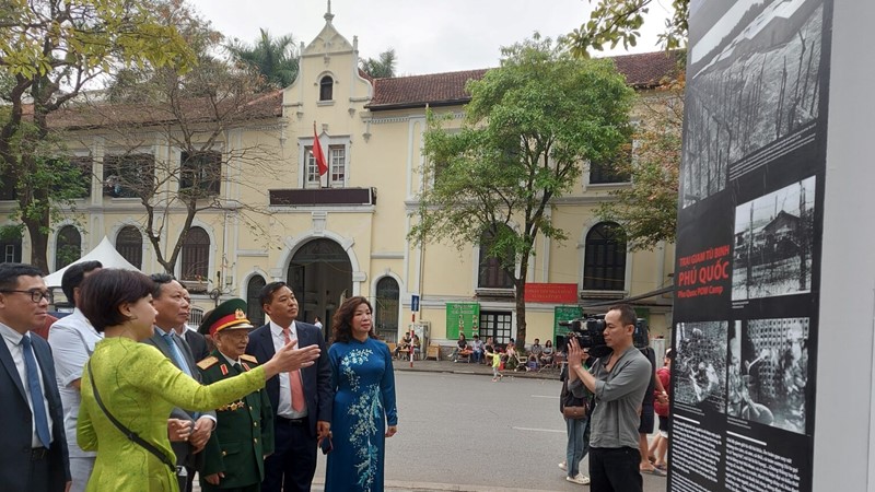 Triển lãm chuyên đề “Phút hồi sinh”