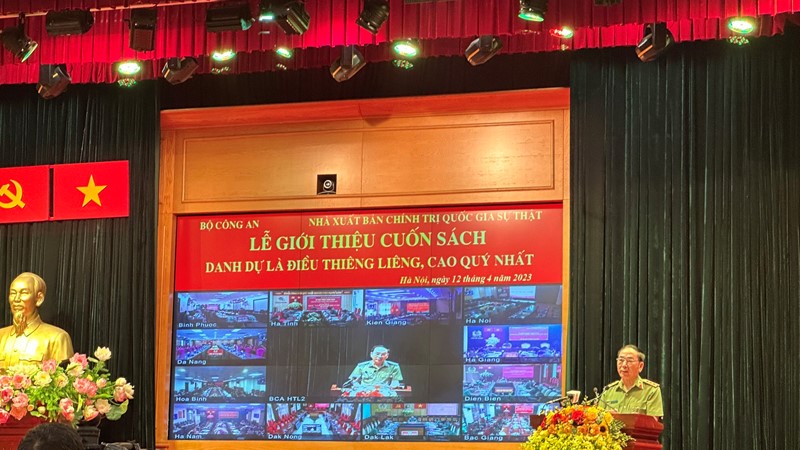 Giới thiệu cuốn sách “Danh dự là điều thiêng liêng, cao quý nhất” 