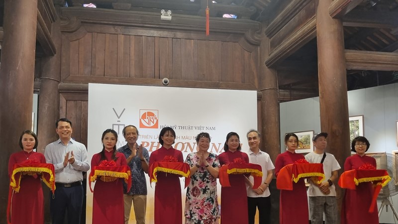 Trưng bày hơn 100 bức tranh màu nước về văn hóa, con người Phương Nam