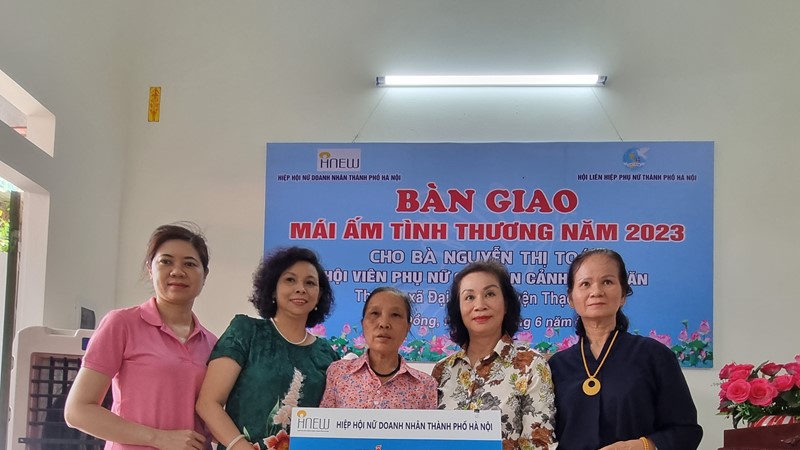 Hội LHPN Hà Nội: Bàn giao nhà Mái ấm tình thương cho hội viên có hoàn cảnh khó khăn tại huyện Thạch Thất