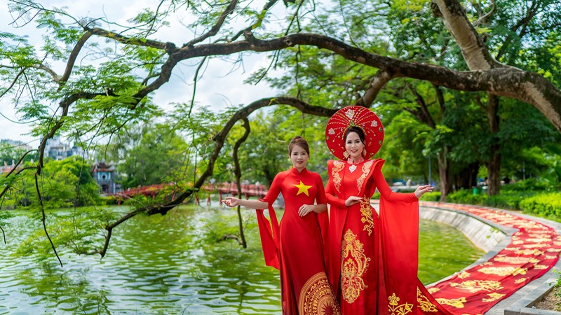 Áo dài “Dấu ấn thời gian” của NTK Hoàng Ly xác lập kỷ lục Guiness Việt Nam