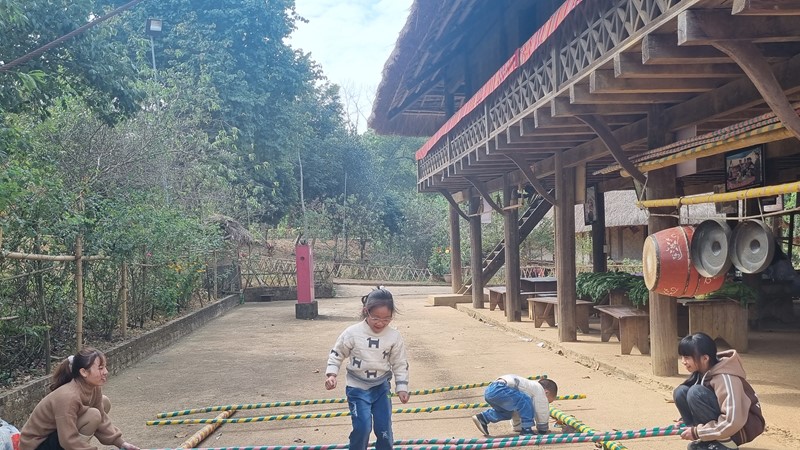 “Sắc màu thổ cẩm” -Sân chơi bổ ích tại “Ngôi nhà chung“ Làng Văn hóa - Du lịch các dân tộc Việt Nam