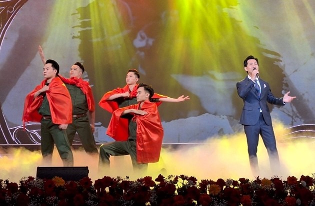 Xúc động chương trình nghệ thuật đặc biệt “Màu hoa đỏ”