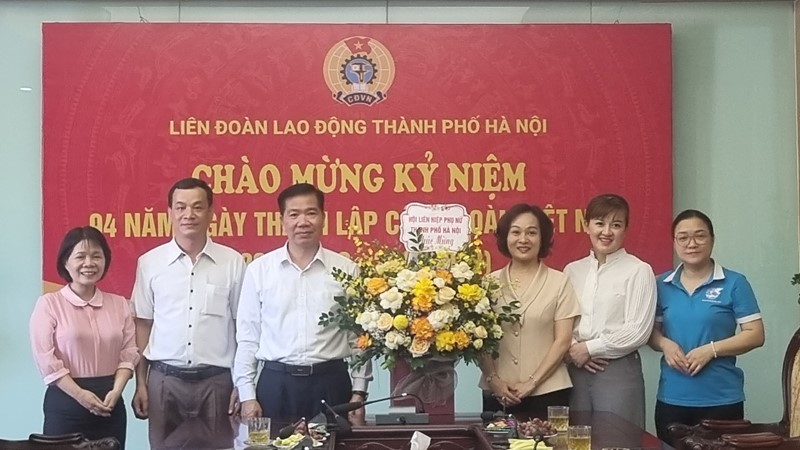  Hội LHPN Hà Nội chúc mừng LĐLĐ Thành phố nhân ngày thành lập Công đoàn Việt Nam