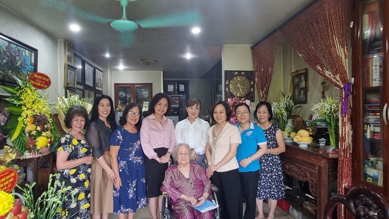 Hội LHPN Hà Nội tri ân gia đình chính sách tại quận Ba Đình