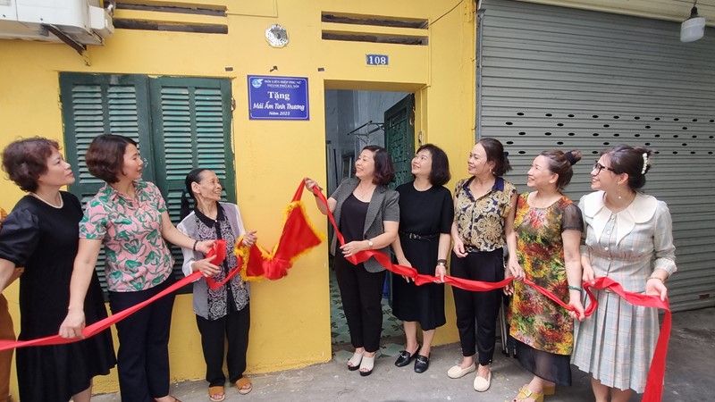 Hội LHPN Hà Nội: Bàn giao “Mái ấm tình thương” cho gia đình chính sách tại quận Hai Bà Trưng