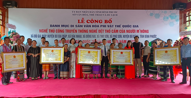 Độc đáo nghề dệt thổ cẩm của người Mnông ở Bình Phước 