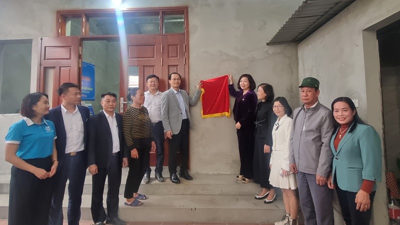 Trao kinh phí hỗ trợ xây dựng “Mái ấm tình thương” cho hội viên phụ nữ có hoàn cảnh khó khăn