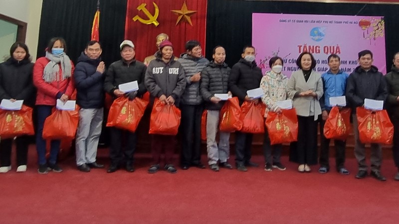 Thăm, chúc Tết phụ nữ người công giáo có hoàn cảnh khó khăn