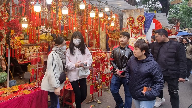 Người dân Thủ đô nhộn nhịp đón Tết Giáp Thìn