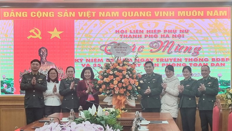 Lãnh đạo Hội LHPN Hà Nội chúc mừng Bộ Tư lệnh Bộ đội biên phòng Việt Nam