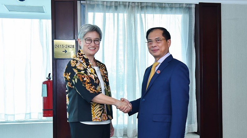 Bộ trưởng Ngoại giao Bùi Thanh Sơn gặp mặt song phương Bộ trưởng Ngoại giao Ấn Độ và Australia