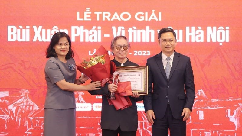 NSND Đặng Nhật Minh nhận Giải thưởng Lớn Bùi Xuân Phái - Vì tình yêu Hà Nội 2023